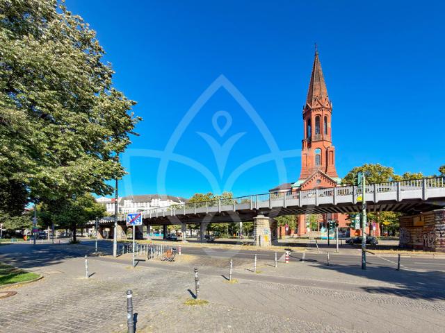 Bezugs & provisionsfrei 4 Zimmer Altbauwohnung in Kreuzberg!
