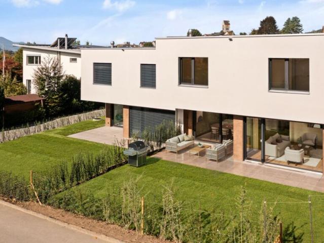Bezugsbereites Doppeleinfamilienhaus mit grosszügigem Garten in Uznach