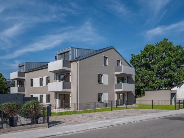 Bezugsfertig: Neubau DG Wohnung mit Balkon + EBK in Parsdorf bei München | KfW 40 QNG WE 12