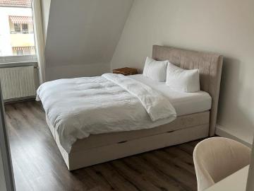 Bezugsfertige, möblierte 3 Zimmer Altbauwohnung in Top Lage