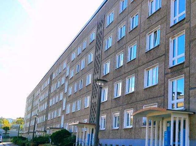 bezugsfertige 2 Raumwohnung mit Tageslichtbad im WK VIII