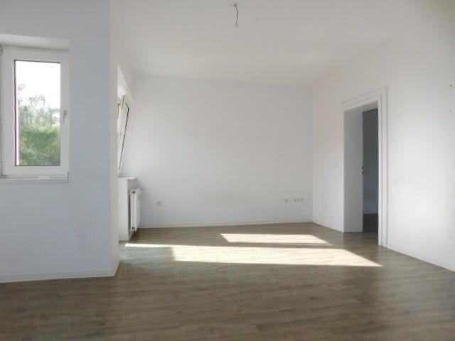 Bezugsfertige 2 Zimmerwohnung im 2. OG in zentraler Lage mit Balkon.