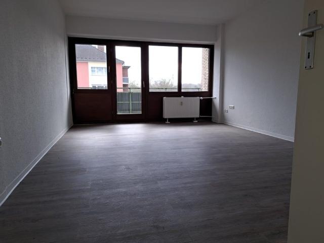 Bezugsfertige 3 Zimmerwohnung im 1. OG mit Balkon und Vinylboden zentral gelegen.