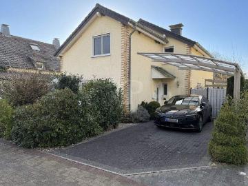 Bezugsfertiges Einfamilienhaus mit überdachter Terrasse, Doppelgarage und Carport!