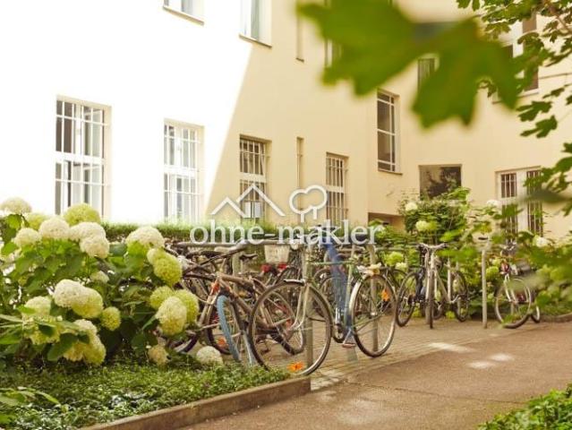 Bezugsfrei nach Vereinbarung: Geräumige Altbauwohnung mit großer Wohnküche