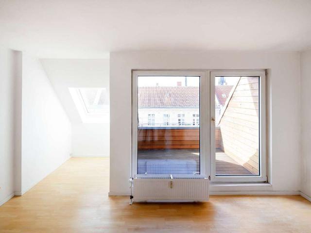 Bezugsfrei: Attraktive 2 Zimmer Dachgeschoss Altbauwohnung mit Balkon und gutem Grundriss!