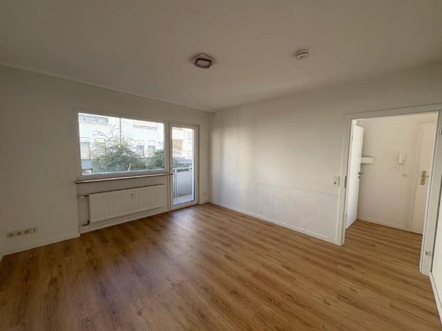 Bezugsfrei ab 01.11.: Helle 2 Zimmer Wohnung mit Balkon!