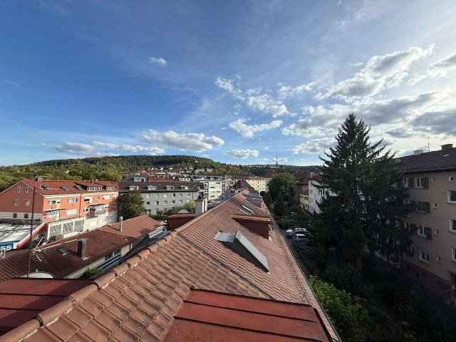 BEZUGSFREI! Frisch renovierte 2 Zi Dachgeschosswohnung im zentralen Stuttgart OST *PROVISIONSFREI