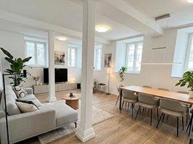 Bezugsfrei & renoviert: Helle 4 Zimmer Wohnung mit Balkon