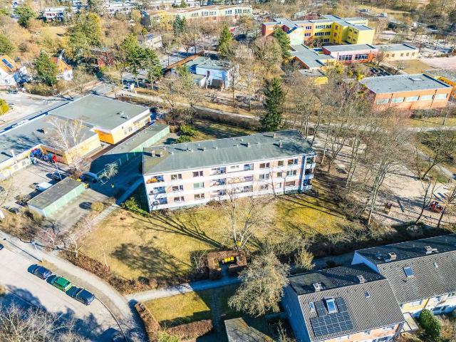 Bezugsfrei! 4 Zimmer mit Sonnigem Balkon. Renovierungsbedürftig