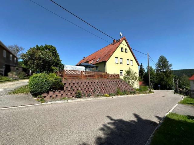 Bezugsfreie 2 Zimmer Dachgeschosswohnung mit Carport Stellplatz und Option auf zwei weitere Zimmer