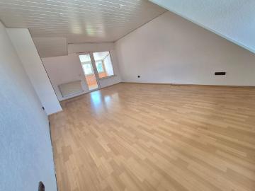 Bezugsfreie 2 Zimmer DG Wohnung 71 m² mit Winterbalkon & Stellplatz in Walldorf