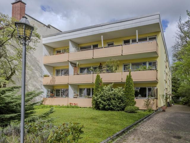 Bezugsfreie 2,5 Zimmer Wohnung mit zwei Balkonen, in absolut ruhiger Innenhoflage