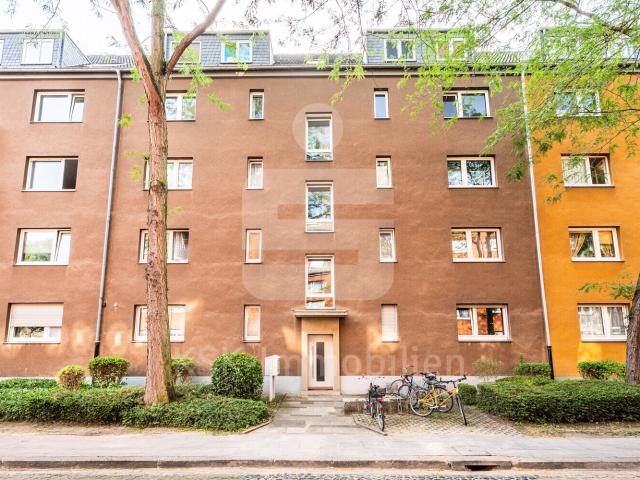 Bezugsfreie und lichtdurchflutete Dachgeschosswohnung in ruhiger Lage