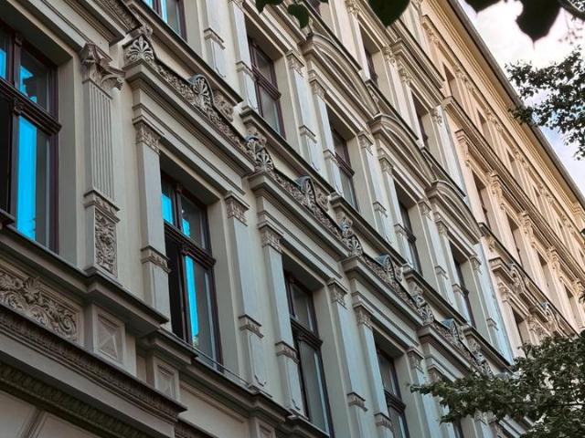 Bezugsfreie Altbauwohnung mit Balkon – Prenzlauer Berg