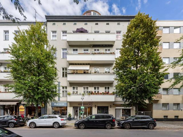Bezugsfreie Altbauwohnung mit Balkon und Aufzug in guter Kiezlage unweit Kantstraße