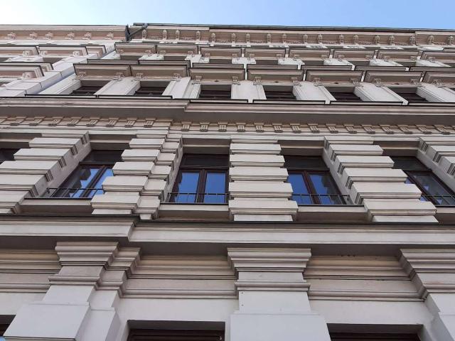 Bezugsfreie, charmante Dachgeschosswohnung mit 2 Zimmern & Wannenbad in Parknähe