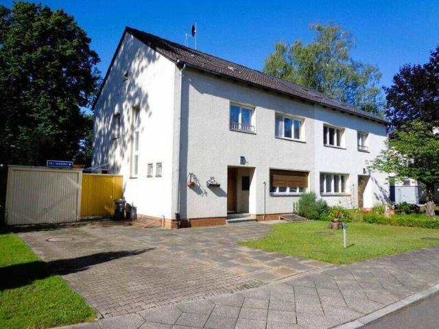 Bezugsfreie Doppelhaushälfte, 6 Zimmer, Garage, Garten, ruhige Lage, Ortseingang Kladow