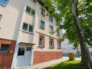 Bezugsfreie Hochparterre Wohnung mit hohen Decken und zentraler Anbindung