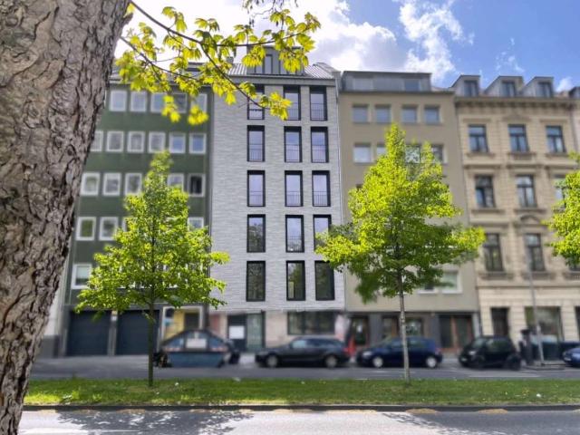 bezugsfreie sonnige 3 Zimmer Wohnung mit 2 Balkonen, Einbauküche, Aufzug