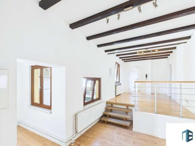 Bezugsfreies Einfamilienhaus mit vermieteter Einliegerwohnung, Innenhof, Dachterrasse und Scheune
