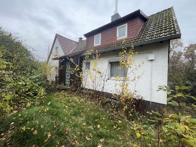 Bezugsfreies Einfamilienhaus in beliebter Lage mit großzügigen Grundstück. 921EUR / m2