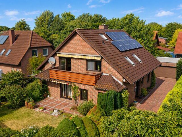 Bezugsfreies Wohnhaus mit Doppelgarage, Photovoltaik und Keller in Oldenburg Osternburg