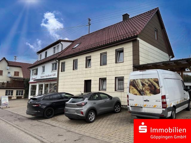 Bezahlbare Doppelhaushälfte mit Carport und Stellplätze. Sofort frei!