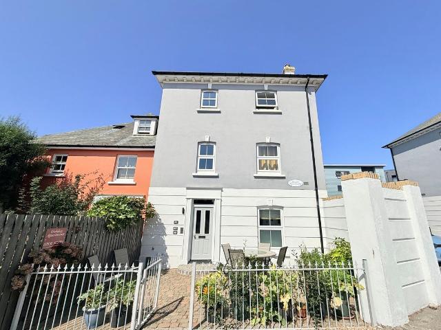 Bezant Place, Newquay TR7, 2 bed flat to rent, £1,250 pcm | PrimeLocation
