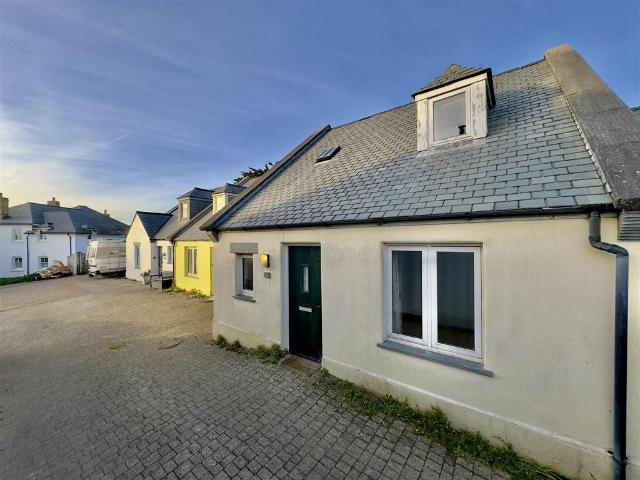 Bezant Place, Newquay TR7 2 bed semi detached house to rent £1,350 pcm £312 pw