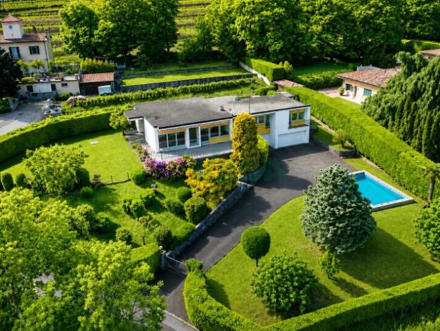 Bezaubernde Villa mit harmonischen, modernen Linien eingebettet in die Weinberge