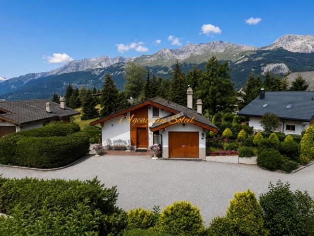 Bezauberndes Familienhaus in einer erstklassigen grünen und ruhigen Lage