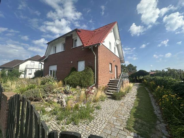 bezauberndes Haus in Topzustand mit Erker, Klinker,Kamin,Solar,Keller, Garage und Blumengarten !