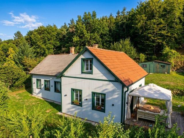 Bezauberndes Landhaus in Grünruhelage mit weitläufigem Garten