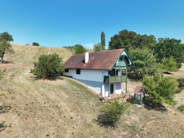 ' BEZAUBERNDES UNIKAT ' Glasing ! Charismatisches Kellerstöckl in hinreissender Lage ! Gepflegtes Original mit ca. 10.500 m2 arrondiertem Eigengrund !