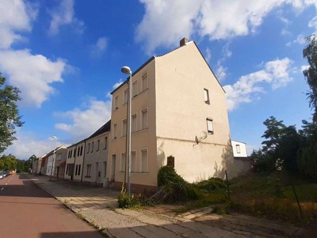 Beziehbares Haus mit Garten, Gartenhaus, Carport und Doppelgarage auch für größere Familien