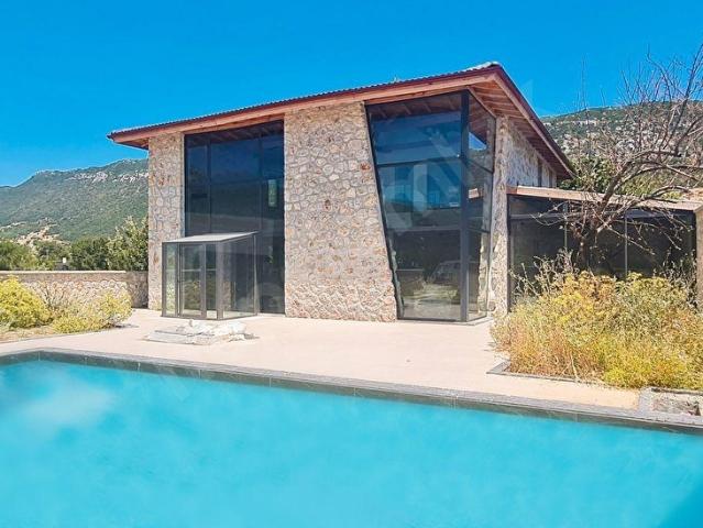 Bezirgan köyünde doğayla iç içe iki havuzlu muhteşem Villa