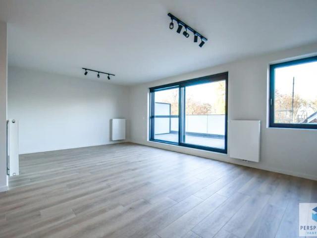 BEZOEKMOMENT WOENSDAG 08/07 VAN 16U30 TOT 17U30 | RECENT ENERGIEZUINIG APPARTEMENT met TERRAS & AUTOSTAANPLAATS