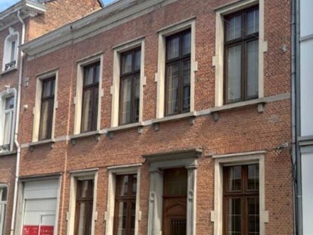 BEZOEKMOMENT VOLZET BIJZONDER CHARMANT GELIJKVLOERS.