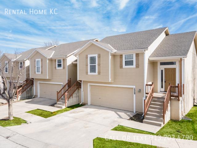 Bi level Tri plex w/2 car Garage #5905