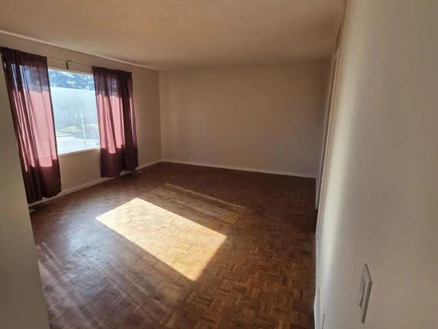 Bi level Home in a very convenient area — 5 Bedrooms+ Den House
