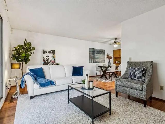 Bi level Main Floor Closer Top Ranking Schools and Athletic in Edgemont for Rent