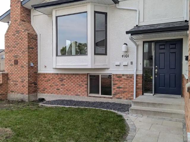 Bi Level style townhouse with front courtyard