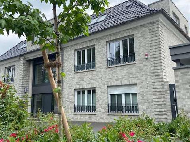 BI Senner Hellweg 32: Luxuriöse 2 Zi Wo im Halbgeschoss EG Souterrain in KFW 40+ Haus ab 1.2.2027