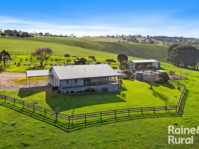 'Bimbadeen Heights' Rural serenity with breath taking views on 9.9 acres
