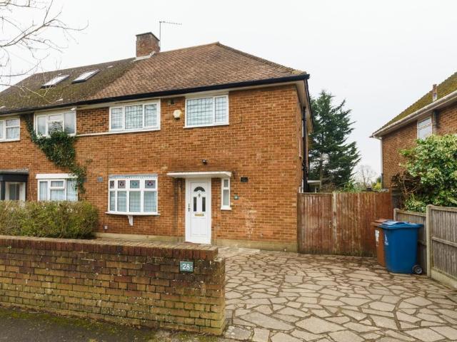 Binyon Crescent, London, HA7 3NF, United Kingdom | 3 bed duplex for rent #138852977 | Rentberry