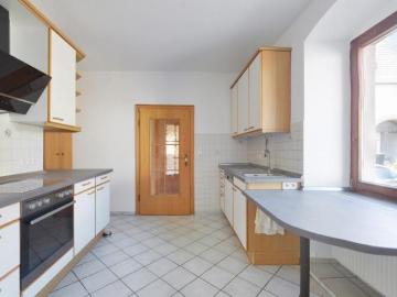 Binau: Altbau mit Charme neu interpretiert – gepflegte 4 Zimmer Wohnung mit Einbauküche!