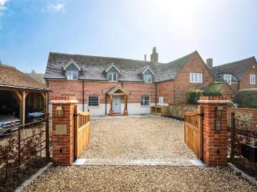 Binfield Heath, Oxfordshire RG9 4 bed semi detached house to rent £4,500 pcm £1,038 pw