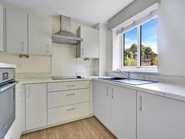 Bingley BD16, 2 bed flat to rent, £2,395 pcm | PrimeLocation