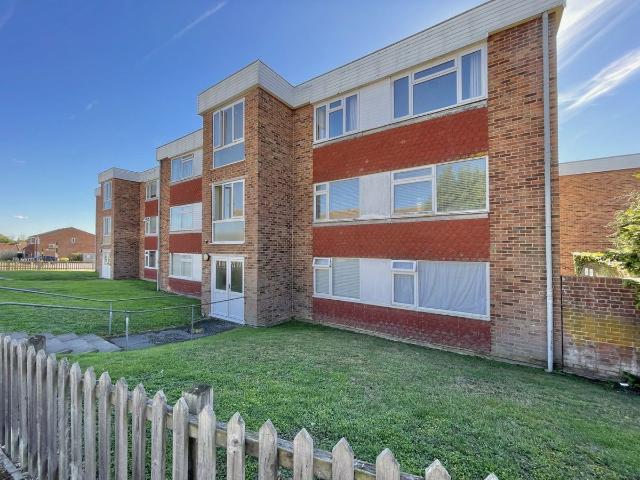 Bingley Close, Snodland, Kent ME6, 2 bed flat to rent, £1,250 pcm | PrimeLocation